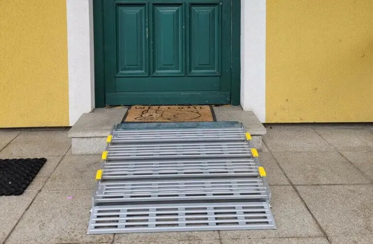 Rampe für Rollstuhlfahrer vor der Eingangstüre der Kleintierpraxis Mank