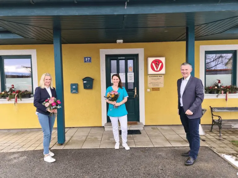 Foto von Jennifer Riedelmayer mit Vorbesitzerin Karin Einsiedler und dem Bürgermeister von Mank